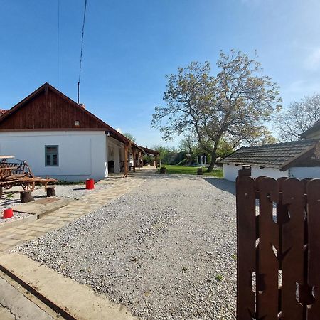 Trinity Vendeghaz Abadszalok Villa Bagian luar foto
