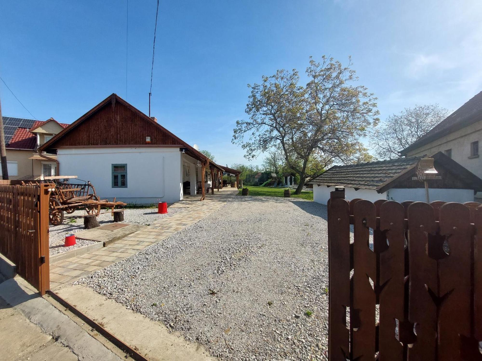 Trinity Vendeghaz Abadszalok Villa Bagian luar foto
